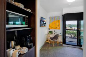 Mercure Bendigo Schaller的厨房或小厨房