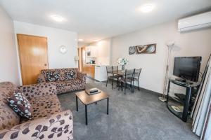 TV a/nebo společenská místnost v ubytování Strathern Motor Lodge