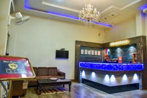 Hotel Tulsi Residency في بهوي: غرفة معيشة مع طاولة بلياردو وبار
