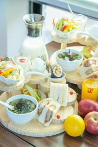 einen Tisch mit Teller mit Lebensmitteln und Schüsseln mit Lebensmitteln in der Unterkunft 日月潭天月水色民宿 (老街-停車-度假）skylight bnb in Yuchi