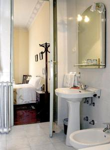 A bathroom at Hostal Delfina
