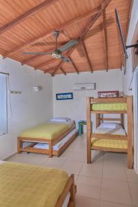 2 camas en una habitación con techo de madera en Cabaña Coveñitas 3, en Coveñas