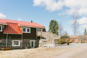 a house with a red roof and a yard at Maatilamatkailu Ali-Ketola in Kokemäki