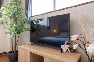 TV a/nebo společenská místnost v ubytování Uhome Ueno Apartment 4