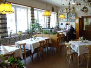 ein Restaurant mit Tischen, Stühlen und Tischen in der Unterkunft Hotel Krone in Neresheim
