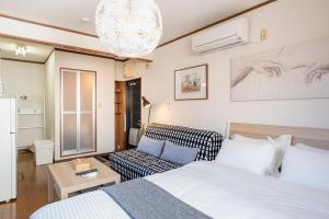 Postel nebo postele na pokoji v ubytování Uhome Ueno Apartment 4