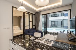 Bazén v ubytování Palmyrah Surin Beach Residence nebo v jeho okolí