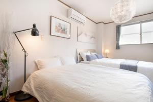 Postel nebo postele na pokoji v ubytování Uhome Ueno Apartment 4
