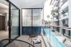 Bazén v ubytování Palmyrah Surin Beach Residence nebo v jeho okolí