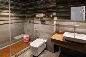 حمام في Elixir Hills Suites Resort and Spa