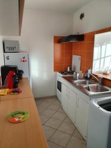 Η κουζίνα ή μικρή κουζίνα στο Gites de Line Marvie