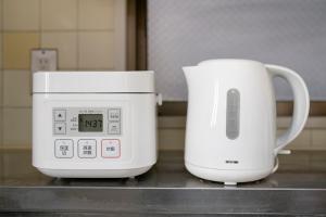 Příslušenství pro přípravu čaje a kávy v ubytování Uhome Akihabara Apartment 3