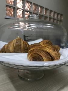 a plate of loaves of bread in a glass case at B&B Notte Stellata in Frattamaggiore