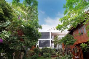 un edificio en medio de un patio con árboles en Sukhothai Garden, en Sukhothai