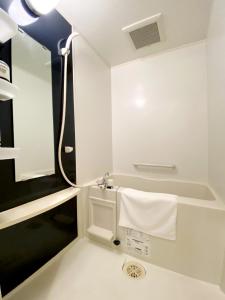 Ванная комната в OUCHI HOTEL Higashi-Hiratsuka #301