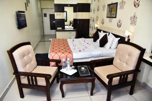 Hotel Tulsi Residency的厨房或小厨房