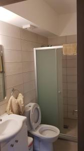 łazienka z toaletą i umywalką w obiekcie Polis Herb Garden w mieście Polis Chrysochous