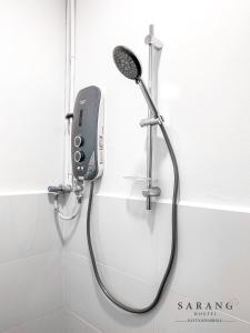 łazienka z prysznicem z głowicą prysznicową w obiekcie Sarang Hostel at City Centre w mieście Kota Kinabalu