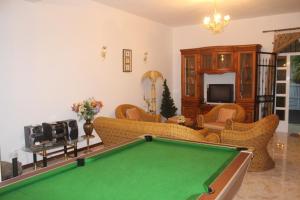 un soggiorno con un tavolo da biliardo di EHolidays Villa a Pereybere