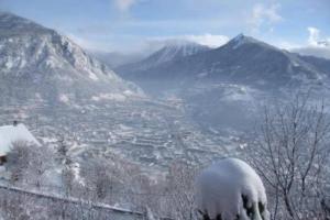 Pemandangan gunung umum atau pemandangan gunung yang diambil dari apartmen