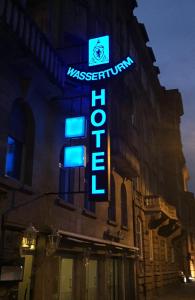 una señal de neón en el lateral de un edificio en Wasserturm Hotel Mannheim, en Mannheim