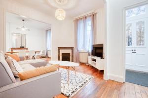 a living room with a couch and a table at Maison bourgeoise Haussmannienne - Gîtes de France in Limoges