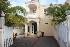 una casa bianca con palme di fronte di EHolidays Villa a Pereybere