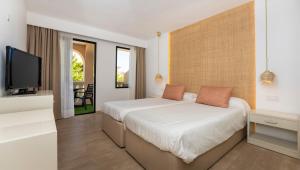 Posteľ alebo postele v izbe v ubytovaní Apartamentos Sinfony