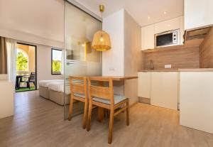 Kuchyňa alebo kuchynka v ubytovaní Apartamentos Sinfony