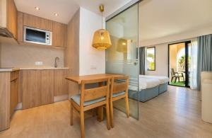 Kuchyňa alebo kuchynka v ubytovaní Apartamentos Sinfony