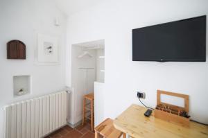 TV a/nebo společenská místnost v ubytování Little Room - Camera indipendente nella Torre