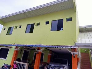 邦勞的住宿－Alona Guest House，被涂成绿色和橙色的房屋