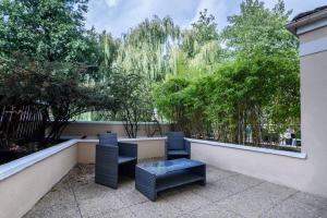 eine Terrasse mit zwei Stühlen und einem Tisch in der Unterkunft TOP Cosy studio avec Terrasse à 10min Disney-Shopping Vallée in Bailly-Romainvilliers