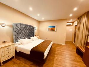 Łóżko lub łóżka w pokoju w obiekcie Hotel Palace Sevilla