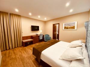 Łóżko lub łóżka w pokoju w obiekcie Hotel Palace Sevilla