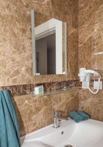 Bathroom sa Truemar Hotels & Suites