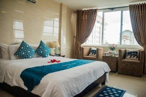 Giường trong phòng chung tại DMZ Hotel