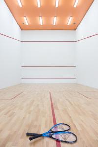 Tenis a/nebo squash v ubytování Irbēni nebo okolí