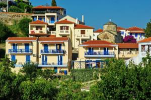 um grupo de casas no topo de uma colina em Fantasia House em Alonissos