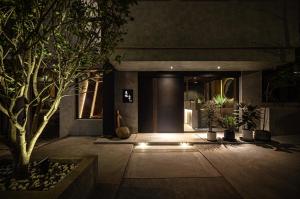 礁溪鄉的住宿－東旅湯宿溫泉飯店-風華漾館，植物和灯的走廊