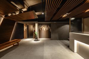 une salle avec un banc et un organe dans l'établissement Yunoyado Onsen Hot Spring Hotel Deyang, à Jiaoxi