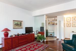 uma sala de estar com um sofá e uma televisão em Dora Trevi Apartment em Roma