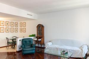 uma sala de estar com um sofá e uma mesa de vidro em Dora Trevi Apartment em Roma
