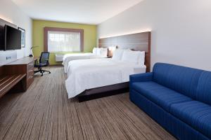 Holiday Inn Express & Suites - Tulare by IHG客房内的一张或多张床位
