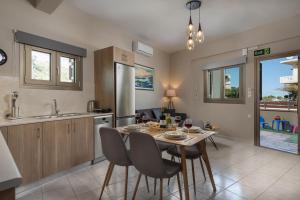 科林瓦里奧的住宿－Brand-New stylish Flat w. Parking，厨房以及带桌椅的用餐室。