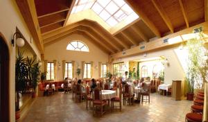 海布的住宿－巴巴羅薩酒店，一群坐在餐厅桌子上的人
