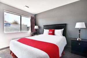 Кровать или кровати в номере OYO Hotel Shreveport Airport North