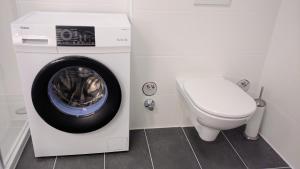 pralka w łazience obok toalety w obiekcie 204 Paris 59m2 4-8 Pers extr Bedroom w mieście Klagenfurt