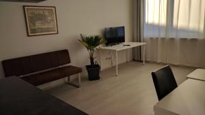 salon z kanapą i biurkiem z telewizorem w obiekcie 204 Paris 59m2 4-8 Pers extr Bedroom w mieście Klagenfurt