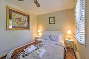Provincetown Vacation Rental with Patio! tesisinde bir odada yatak veya yataklar